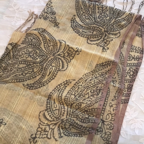 Subtle Luxury Green Spun Scarf - Picture 4 of 10